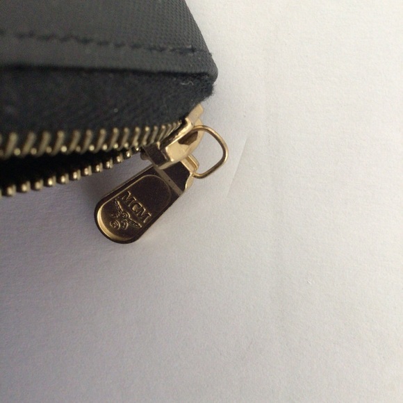 MCM VINTAGE MINI ZIPPERED COIN WALLET - Picture 11 of 11